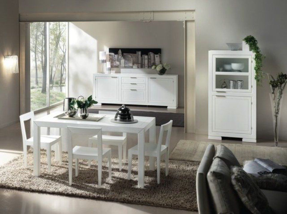 tavolo, sedie, madia e vetrinetta bianchi
