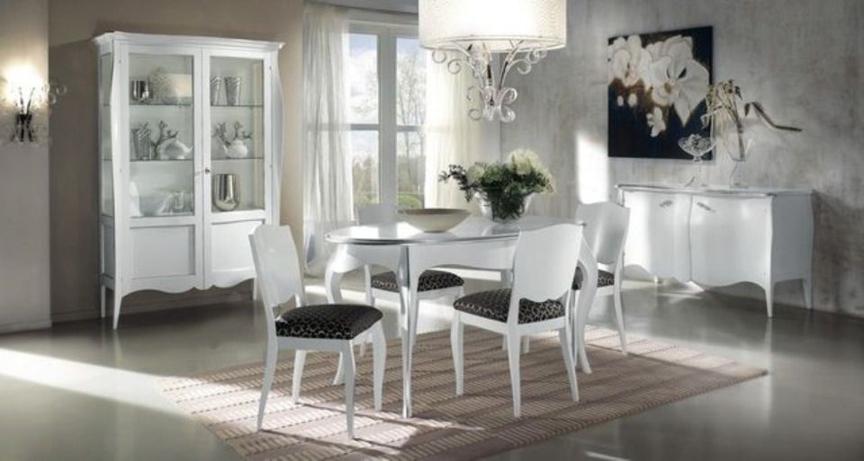 sala da pranzo con arredi bianchi classici