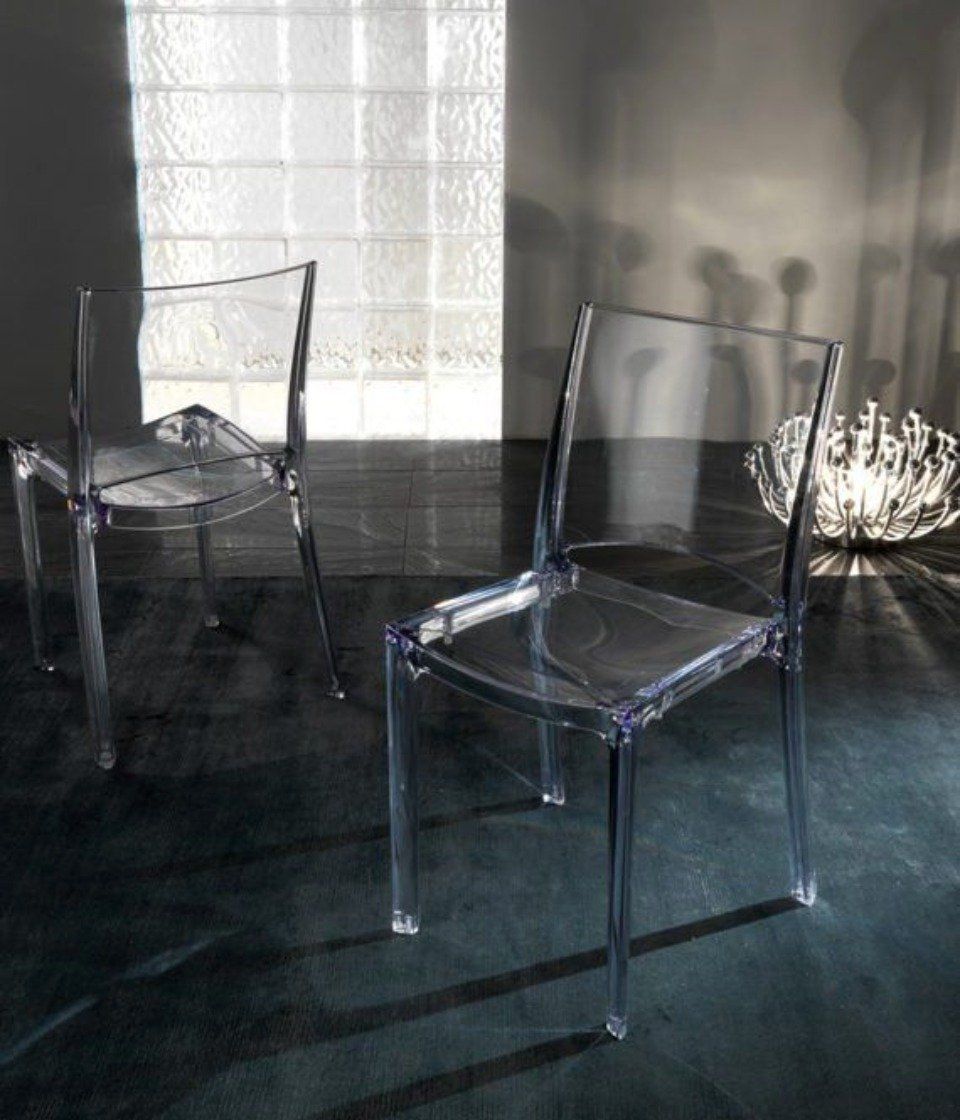 sedie in plexiglass trasparenti