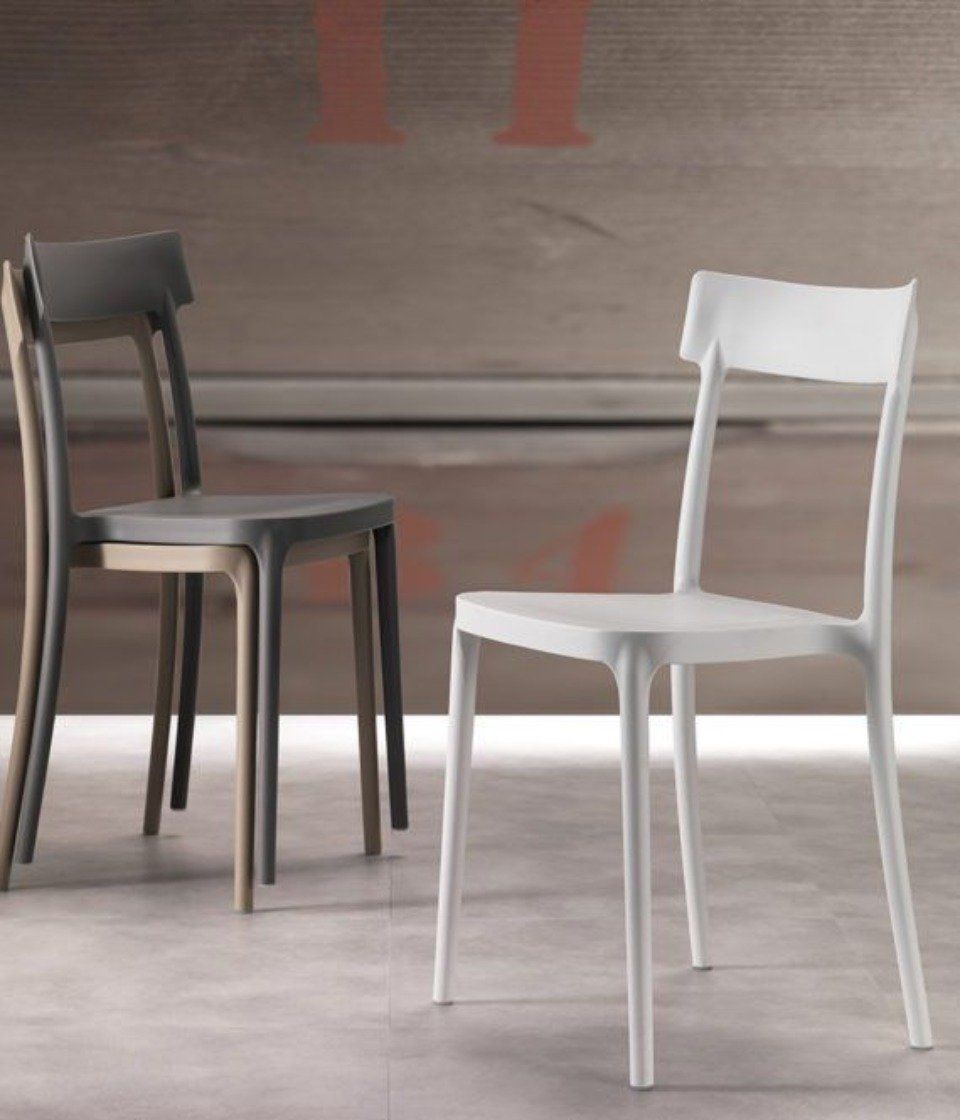 tre sedie in stile minimal di colori neutri