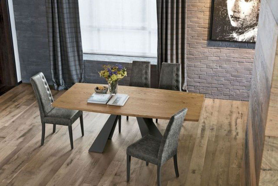 tavolo in legno e sedie trapuntate grigie