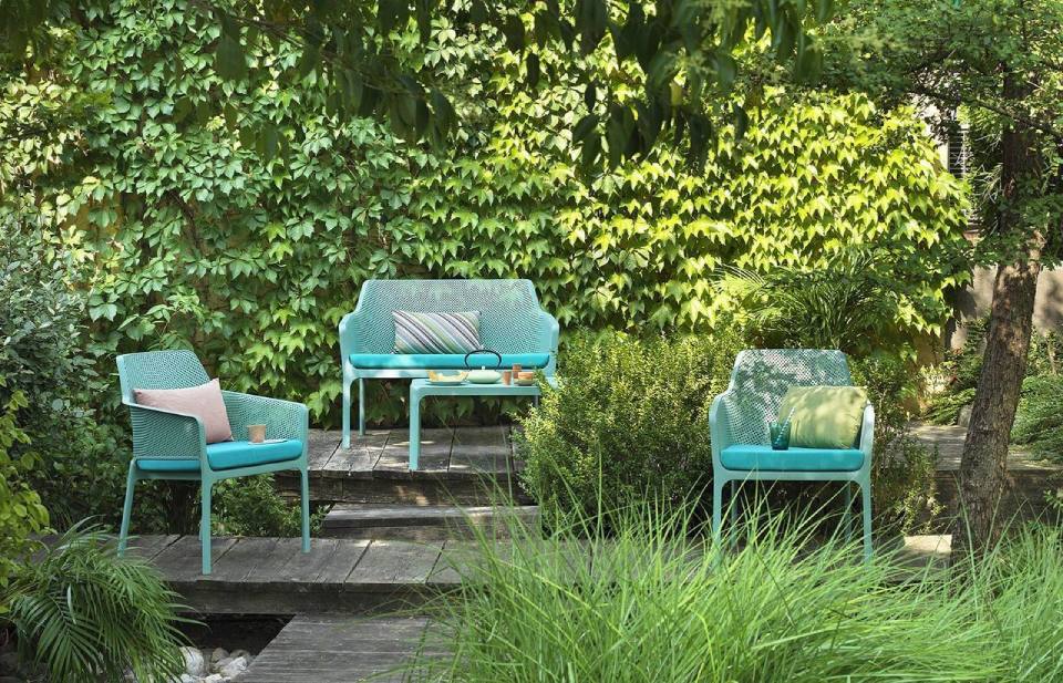salotto da esterno con poltroncine e divano azzurri
