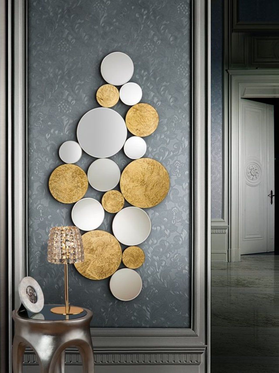 decorazione da parete a cerchi grigi e dorati