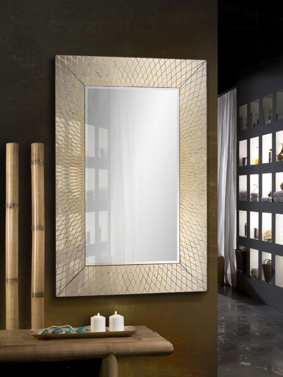 specchio con cornice dorata