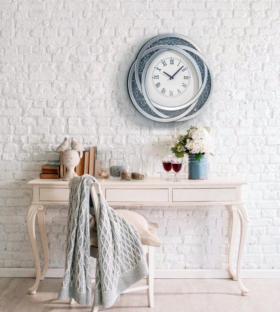 console tradizionale e orologio da parete con dettagli argentati