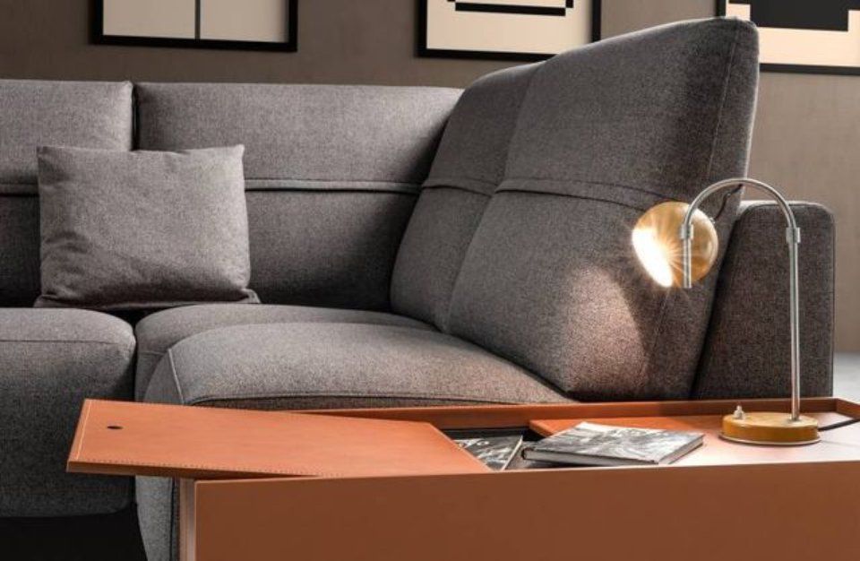 divano grigio con rivestimento in tessuto