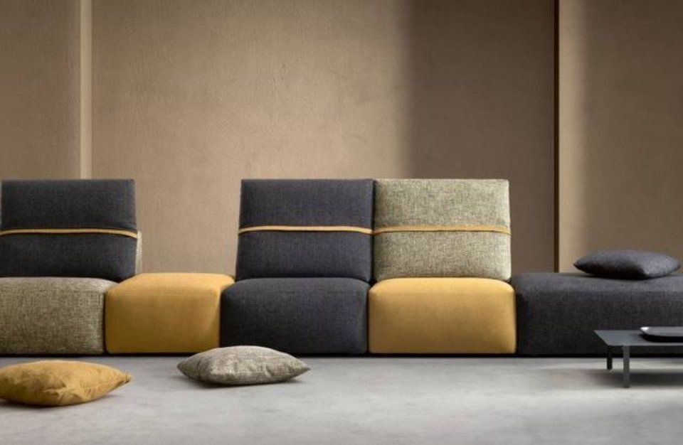divano di design con moduli gialli e grigio antracite