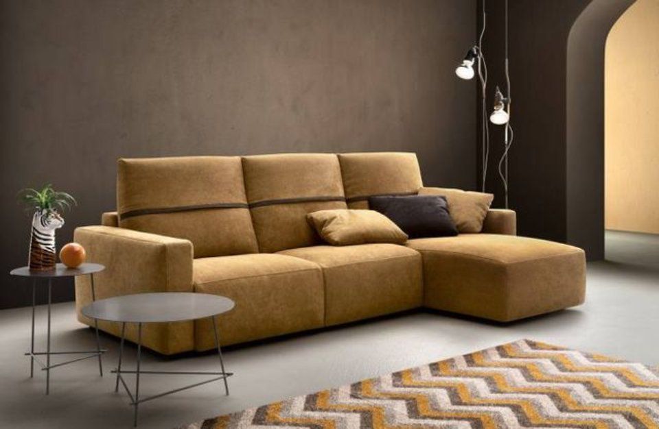 divano con penisola giallo con striscia marrone