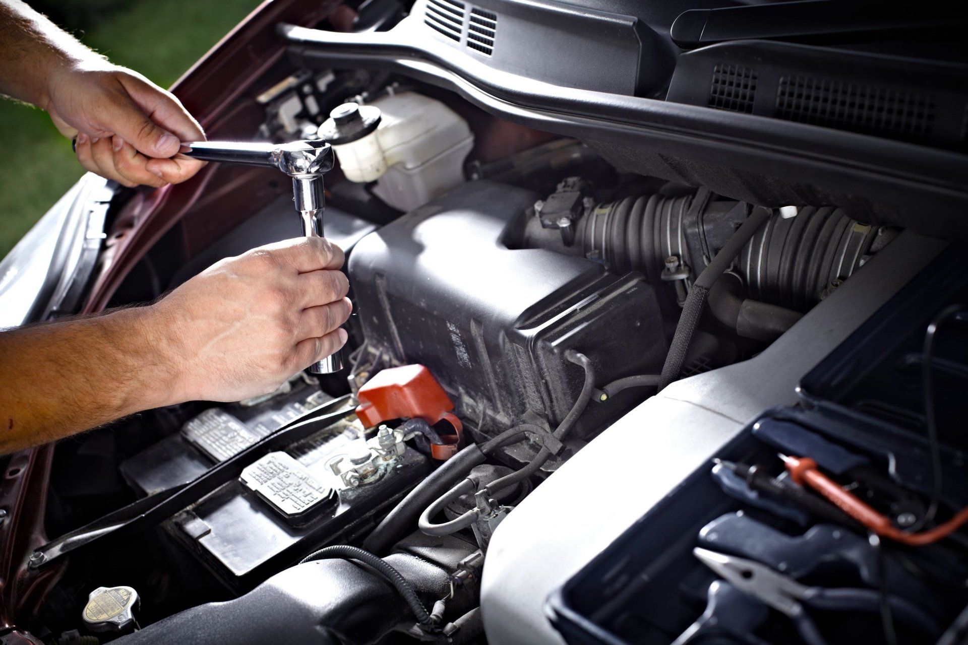 meccanico durante una riparazione