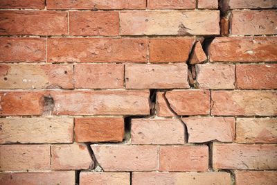 Cracks in Sheetrock — Crack in Old Brick Wall in Ridgeland, MS