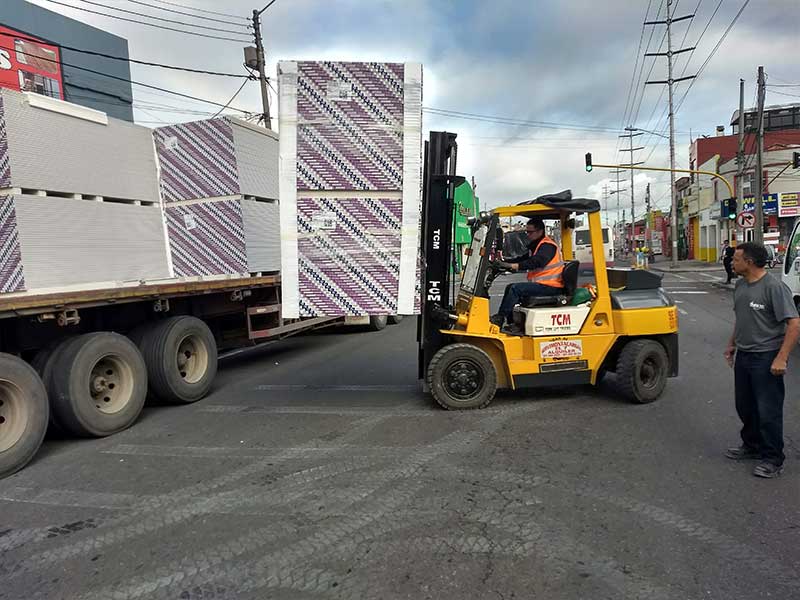 ServiMontacarga 7 de Agosto grúa con carga de drywall