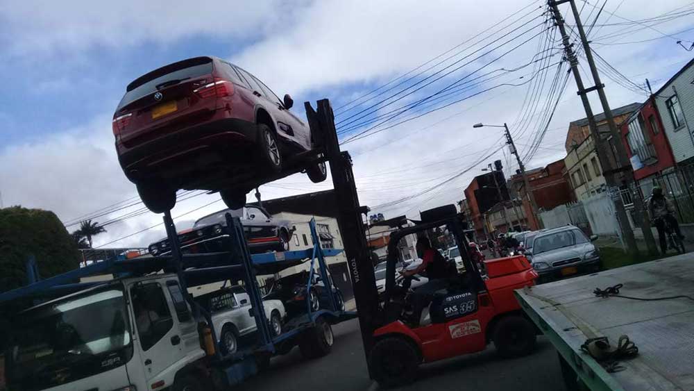 ServiMontacarga 7 de Agosto grúa con auto