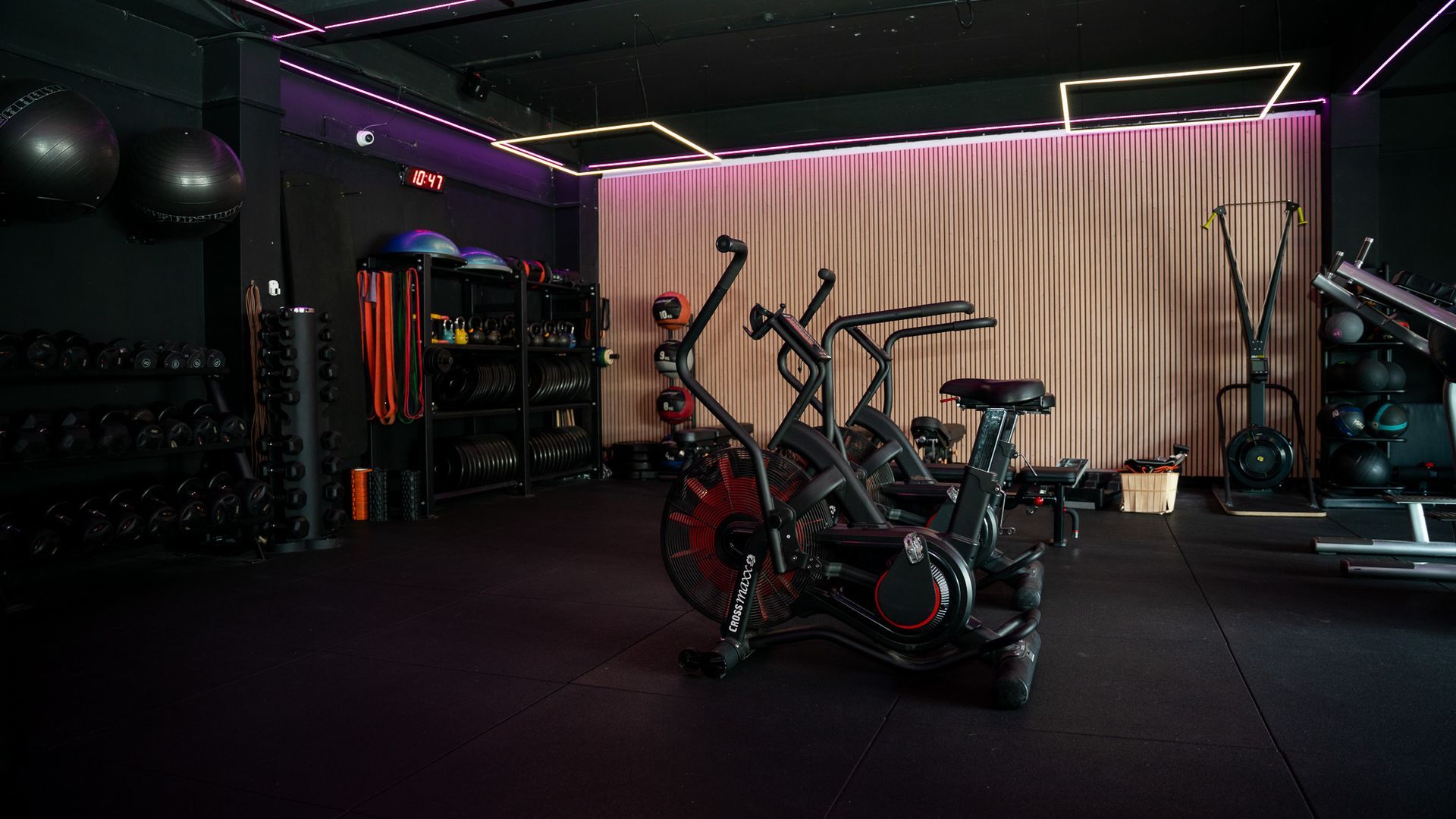 Een man zit op een machine in een sportschool.