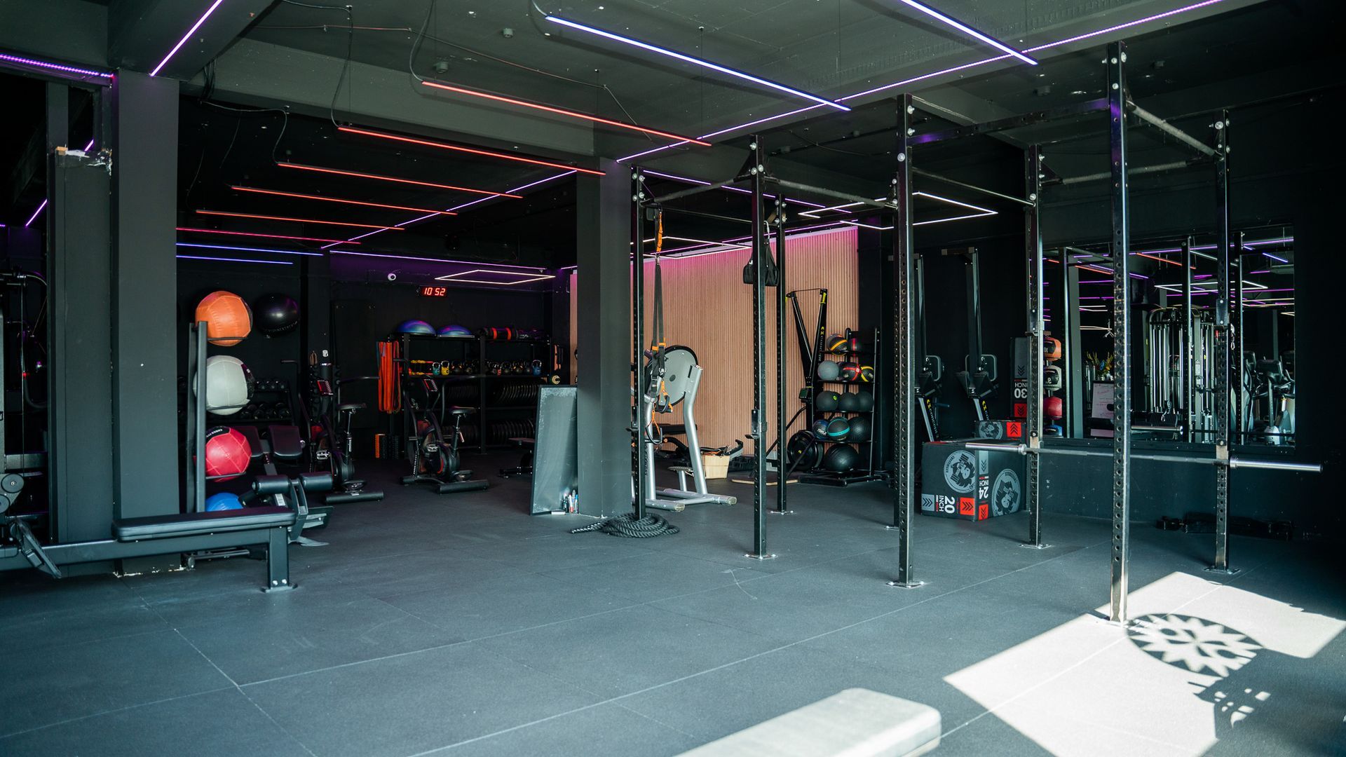 Een groep mensen rijdt op hometrainers in een sportschool.