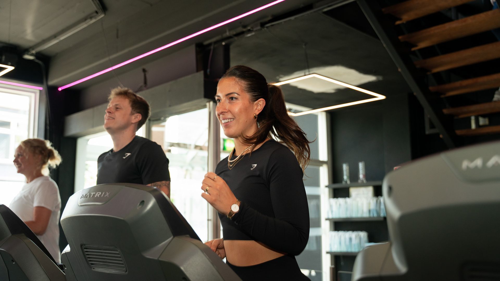 Een man loopt op een loopband in een sportschool.