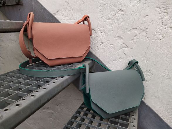 schoudertas model Margo in groen met cognac accenten en in cognac met gele accenten