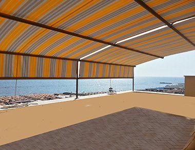 tenda per attico a righe