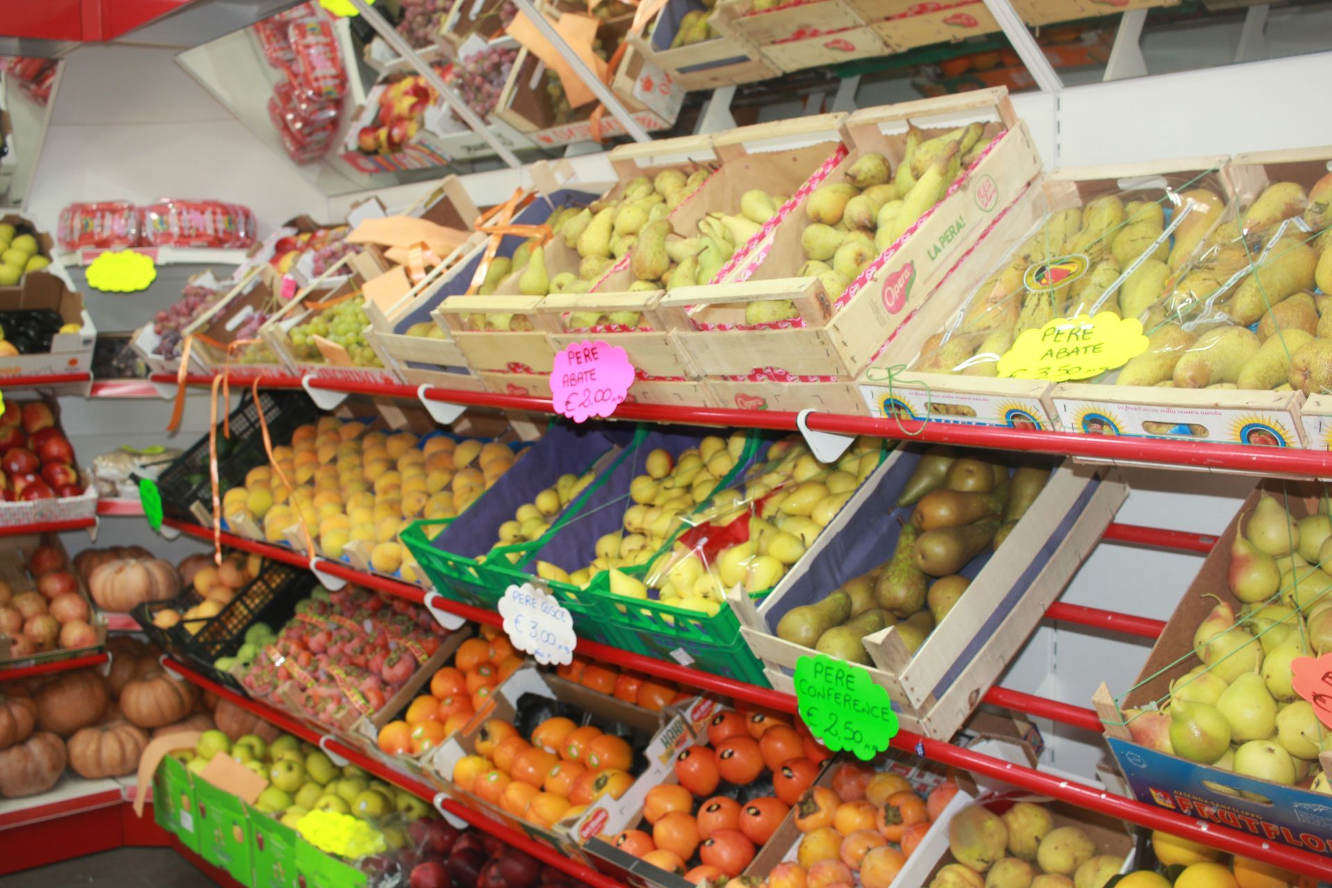 Un supermercato pieno di frutta e verdura