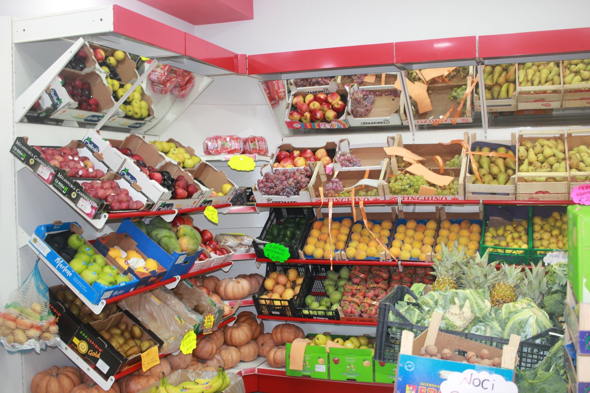 Un supermercato pieno di frutta e verdura