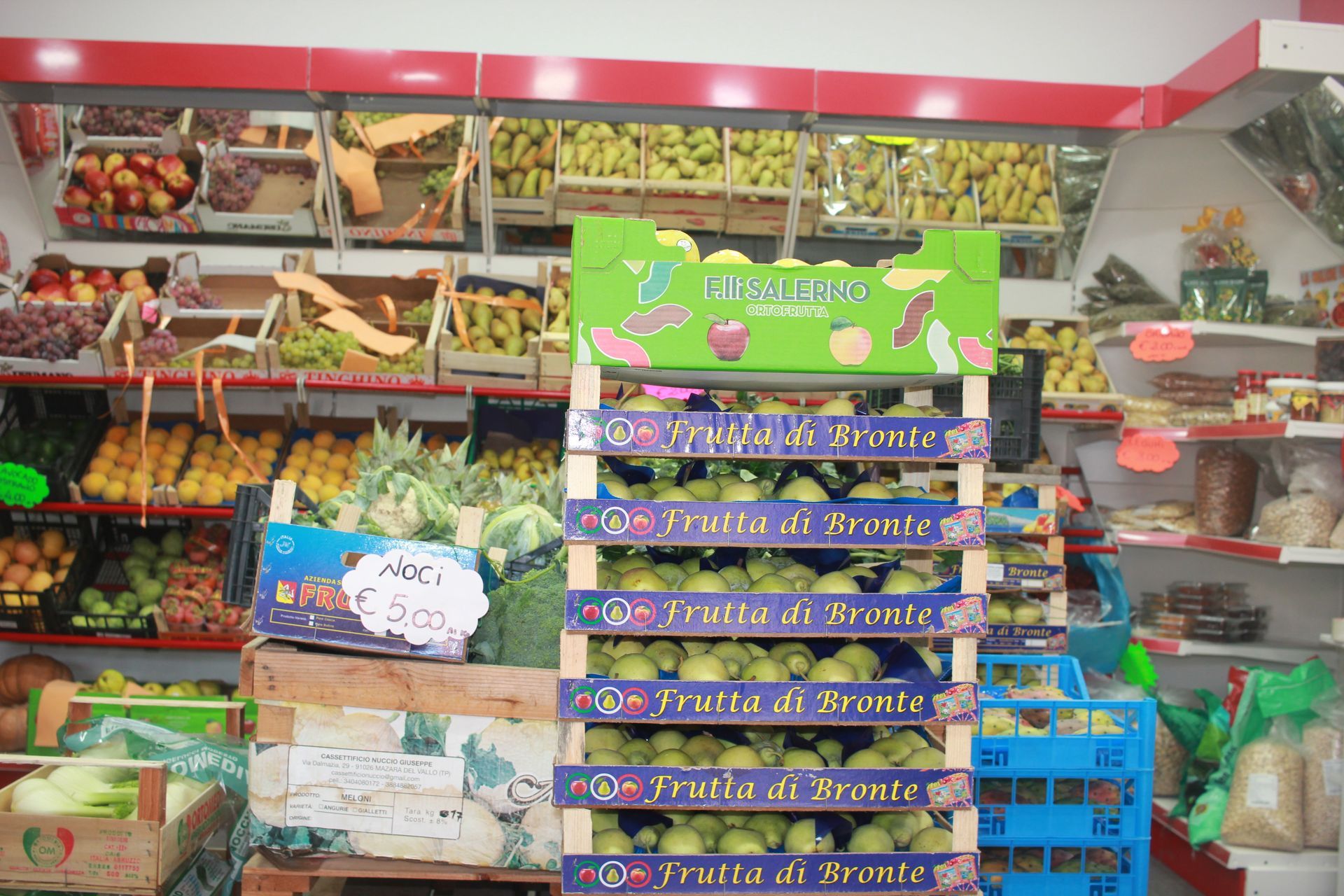 Un'esposizione di frutta e verdura in un negozio di alimentari