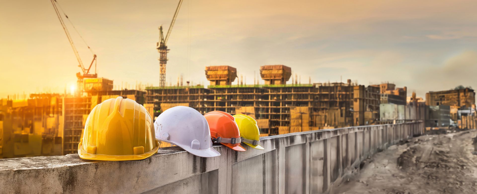 Muro di mattoni grigi con blocchi testurizzati.