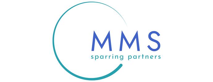 Een logo voor mms sparringpartners met een blauwe cirkel