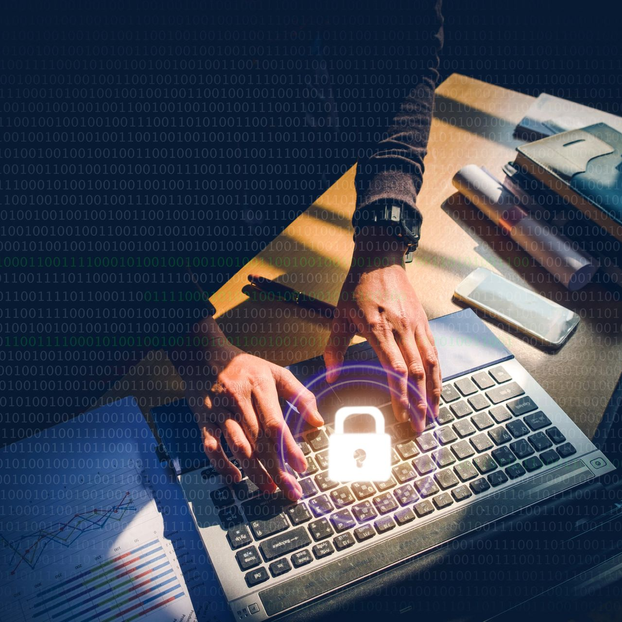 Persona escribiendo en una computadora portátil con un ícono de candado brillante, que simboliza la ciberseguridad en un entorno oscuro.