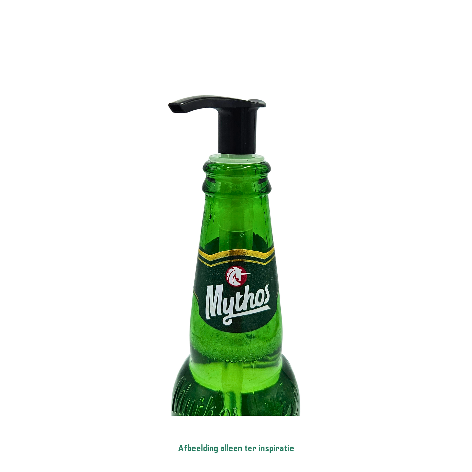 Een groene fles mythosbier met een zeepdispenser eraan bevestigd.