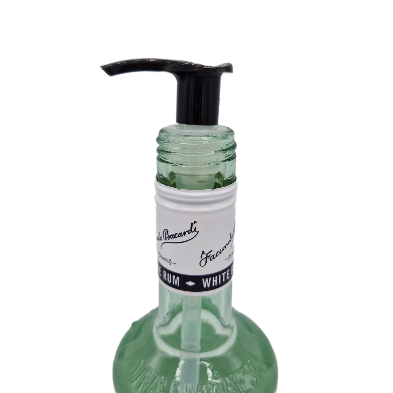 Een fles Bacardi witte rum met een pomp op een witte achtergrond.