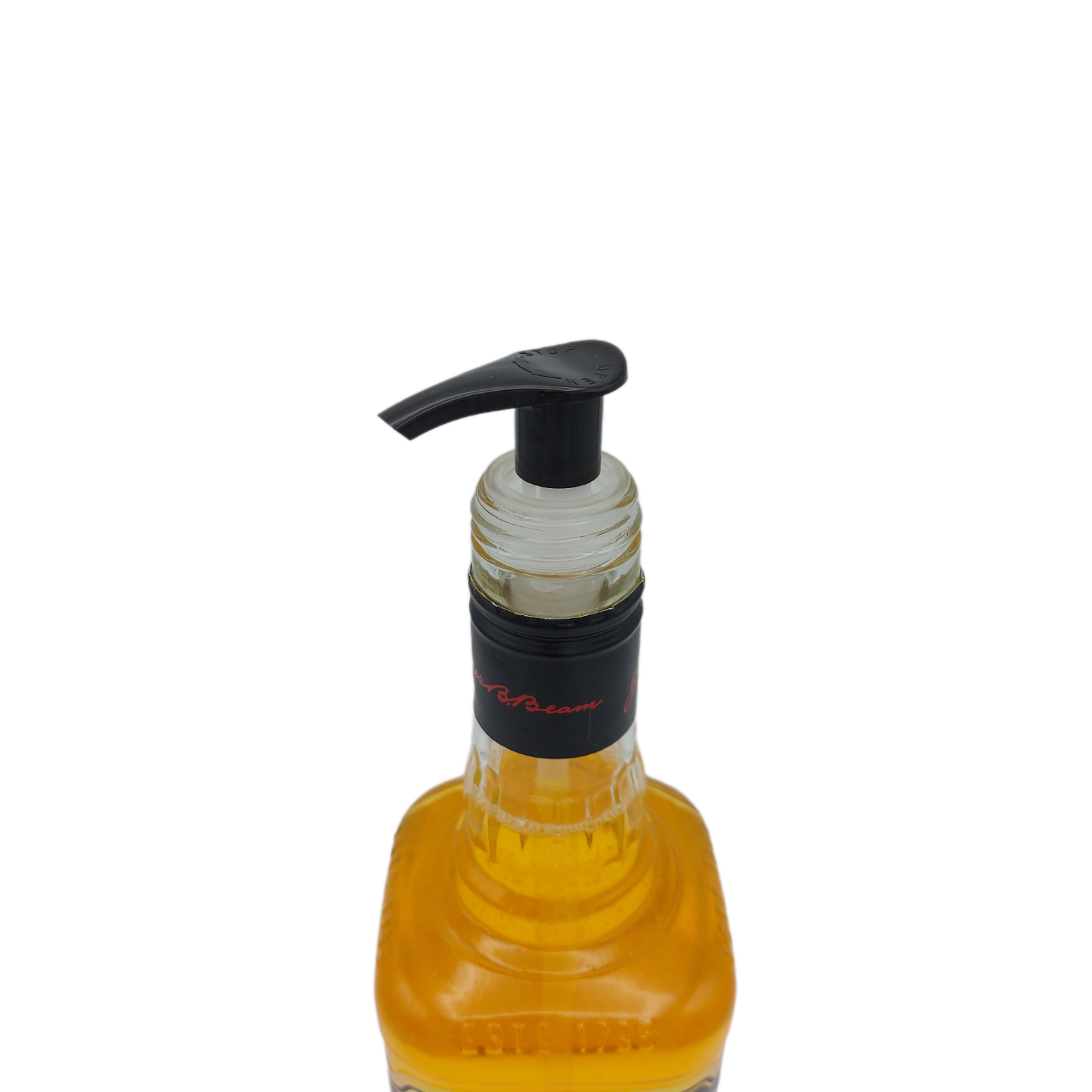 Een fles Jim Beam-honing met een zeepdispenser eraan bevestigd.