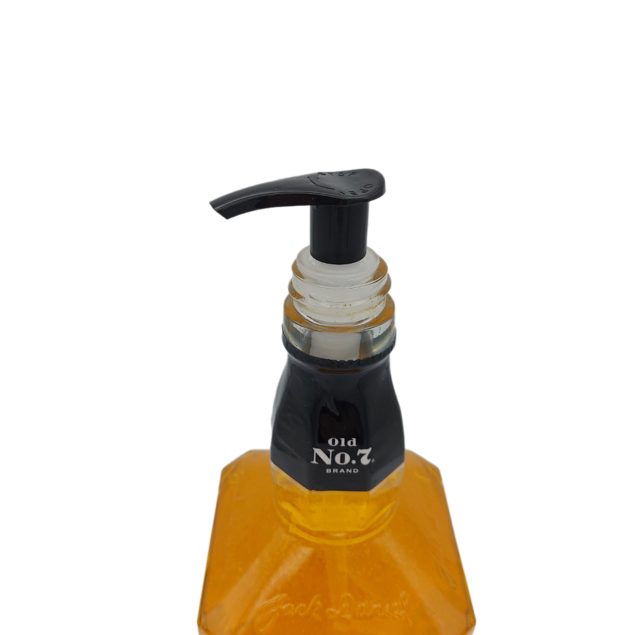 Een fles Jack Daniels whisky met een zeepdispenser eraan bevestigd