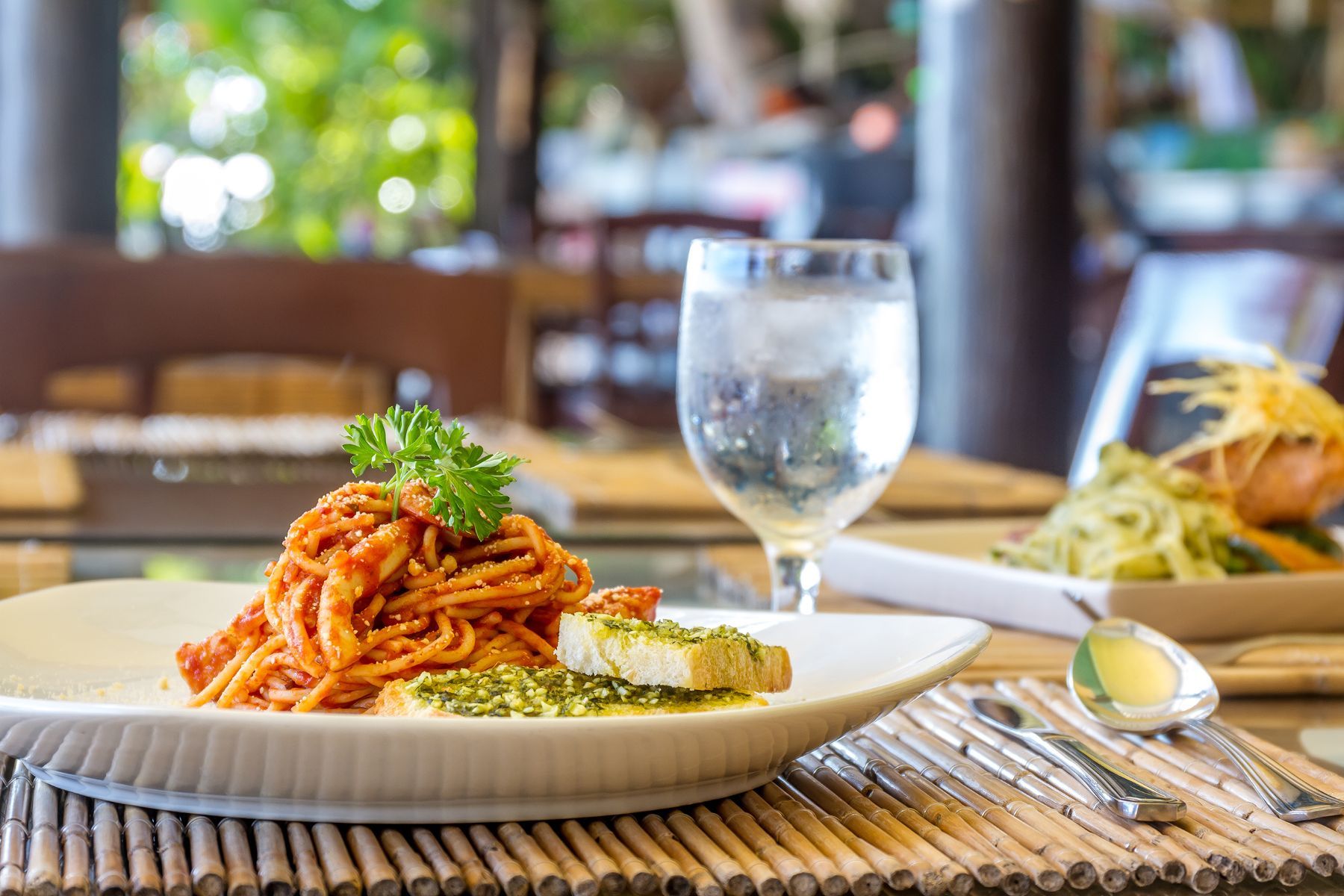 primo piatto con calice di vino bianco