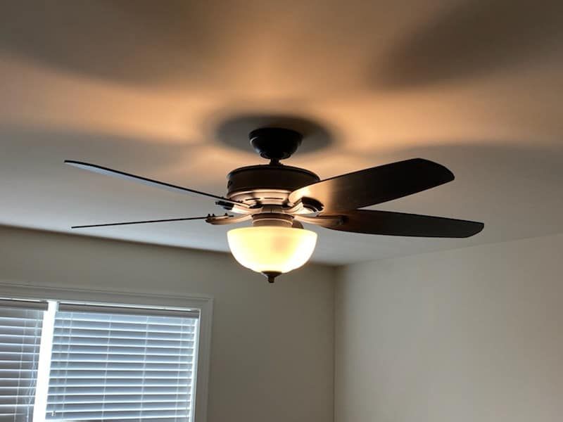 A ceiling fan with a light attached to it