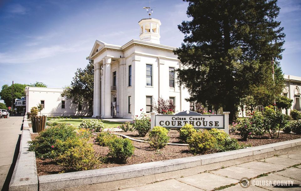 A courthouse with a sign in front of it that says courthouse