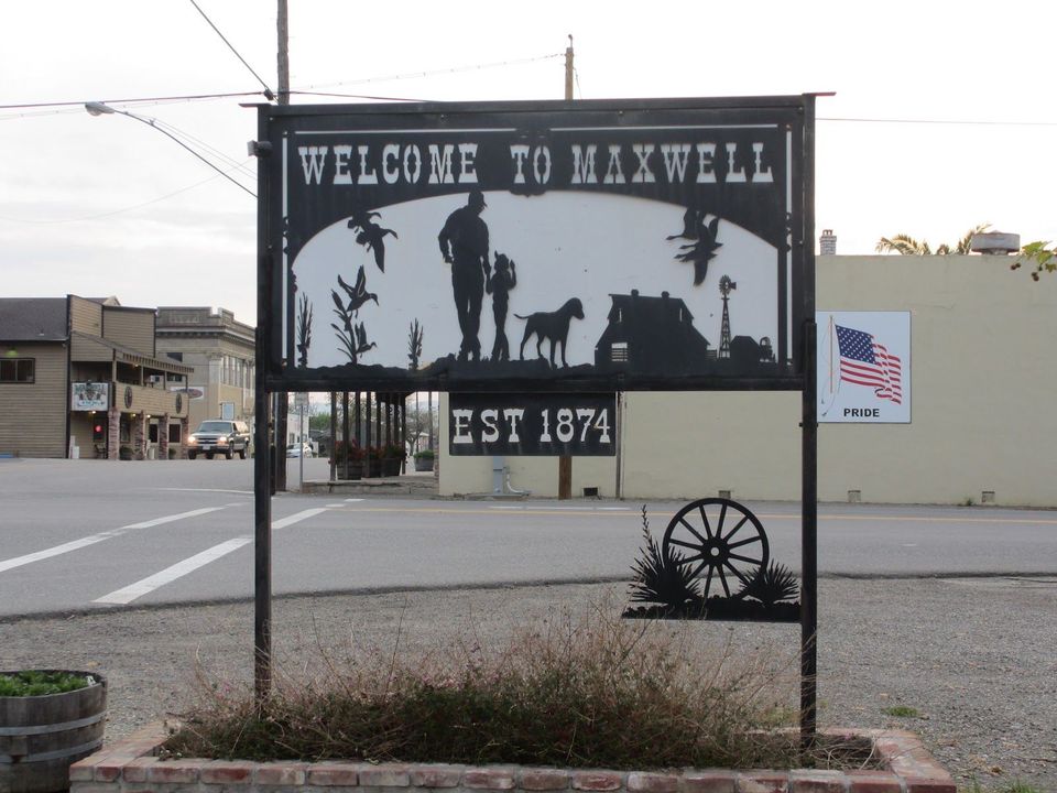 A sign that says welcome to maxwell on it