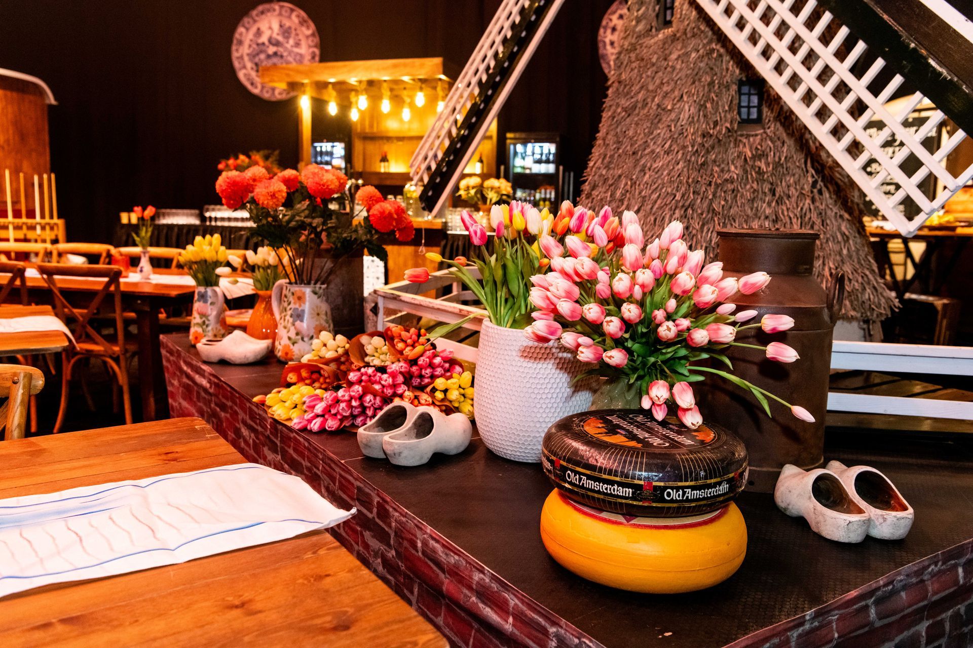 Medewerkers op de jaarafsluiting “Helemaal Hollands” van Kaemingk Season Decorations, georganiseerd door Plan X Events.