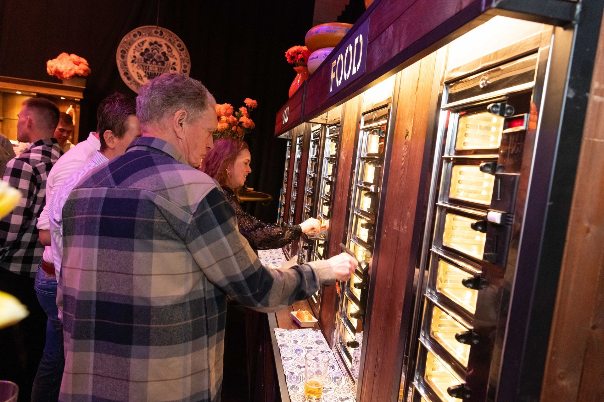 Medewerkers op de jaarafsluiting “Helemaal Hollands” van Kaemingk Season Decorations, georganiseerd door Plan X Events.