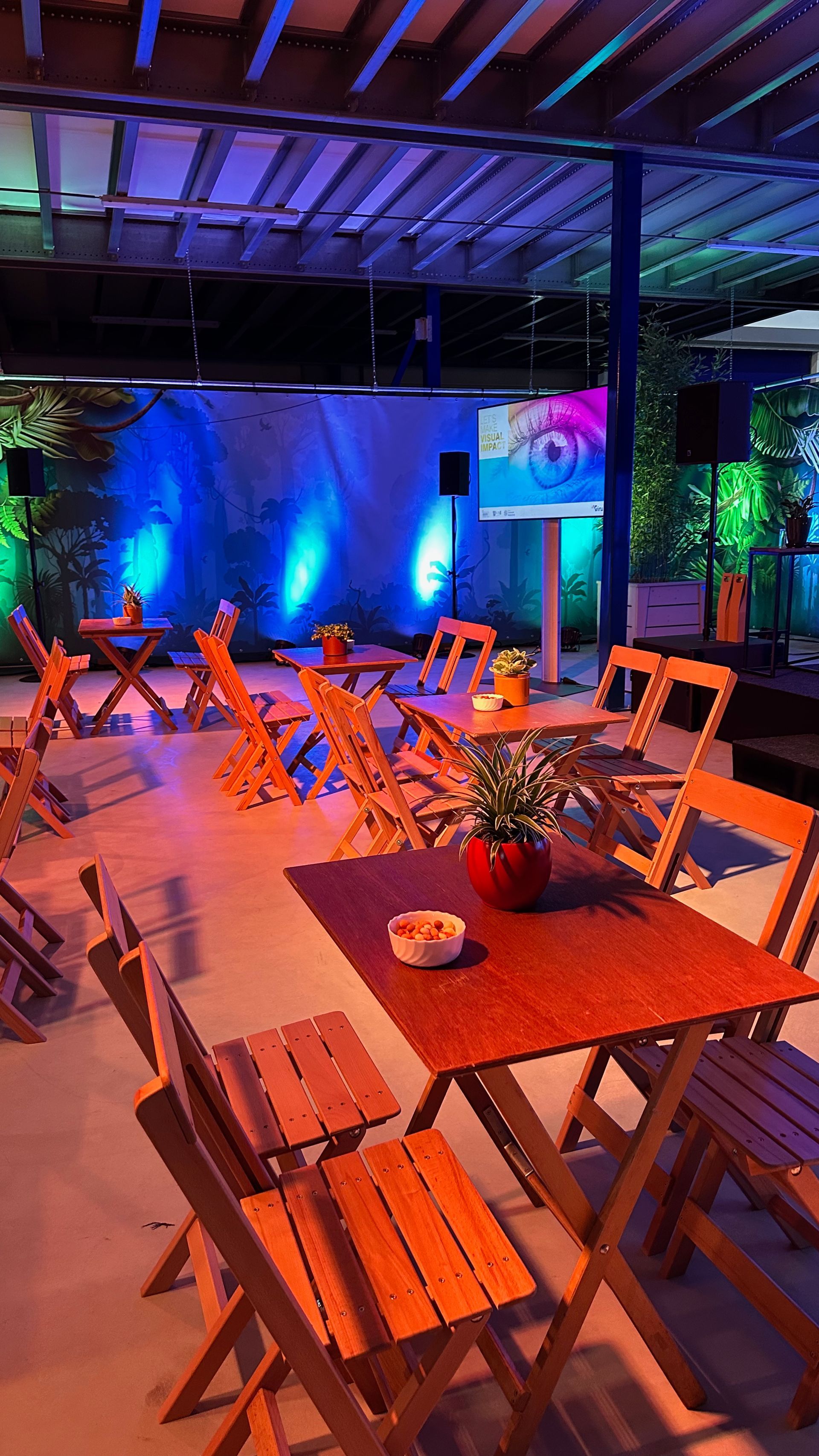 tafel met stoelen en sfeervolle aankleding op het centrale horecaplein tijdens de Virupa Open Dagen, onderdeel van het door Plan X Events georganiseerde event voor medewerkers, familie en bezoekers.