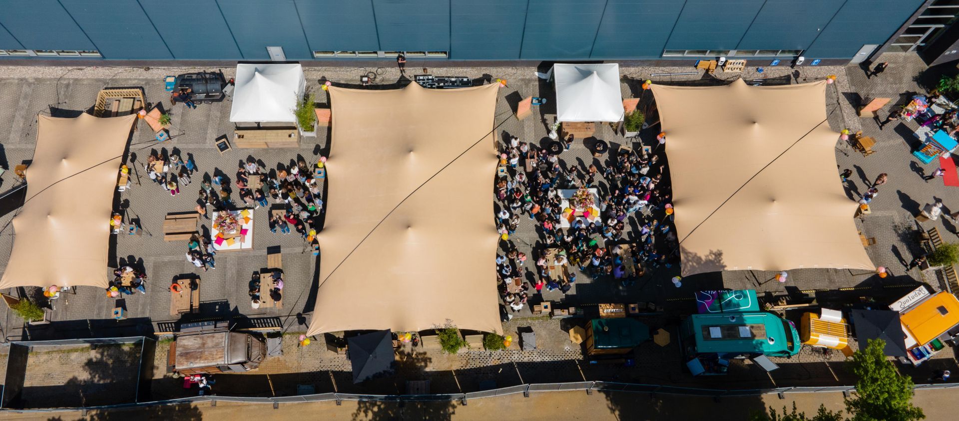 Luchtfoto van de feestelijk aangeklede parkeerplaats bij Kaemingk Season Decorations in Aalten, met stretchtenten en festivalterrein voor 375 medewerkers, volledig geproduceerd door Plan X Events.