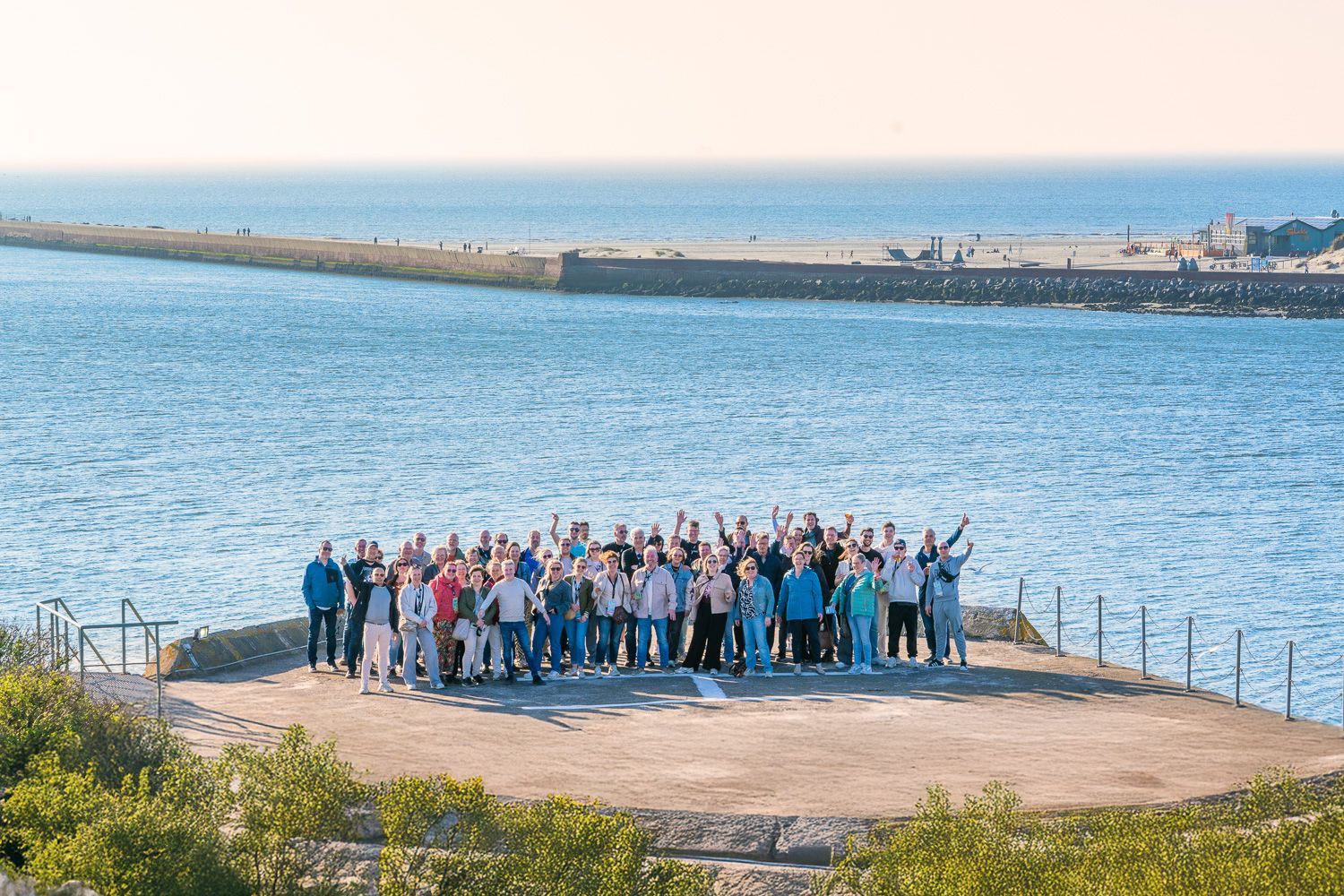 Medewerkers van Gevel Design Beek poseren trots tijdens het 30-jarig jubileum, verzorgd door Plan X Events.”