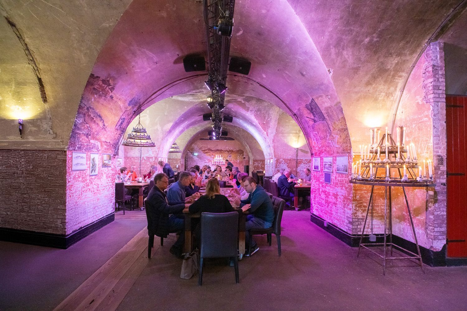 Medewerkers van Gevel Design Beek genieten van een feestelijk diner in een binnenlocatie tijdens het 30-jarig jubileumweekend, georganiseerd door Plan X Events.