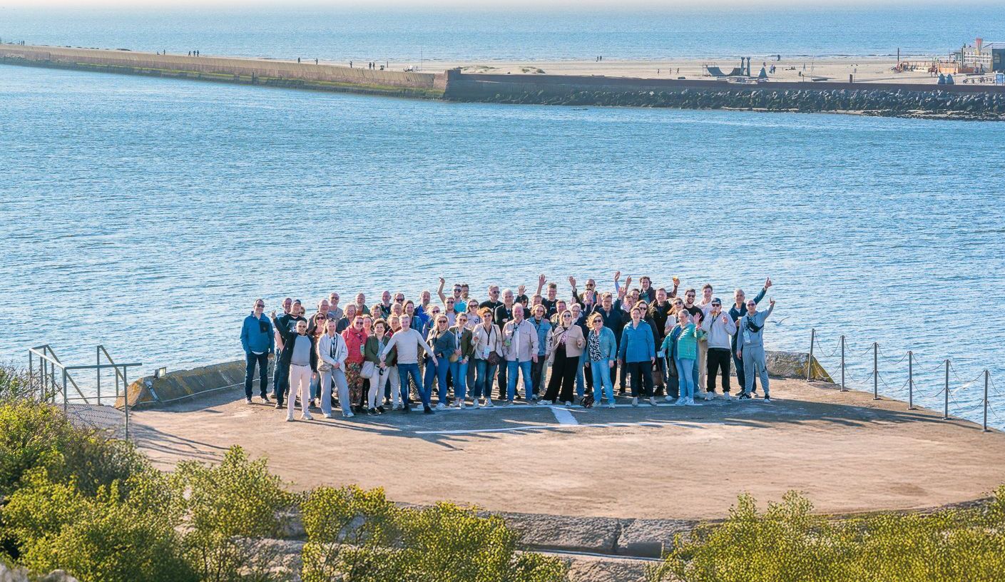 Door Plan X Events georganiseerd 30-jarig jubileum van Gevel Design Beek, met medewerkers die samen het feest vieren.
