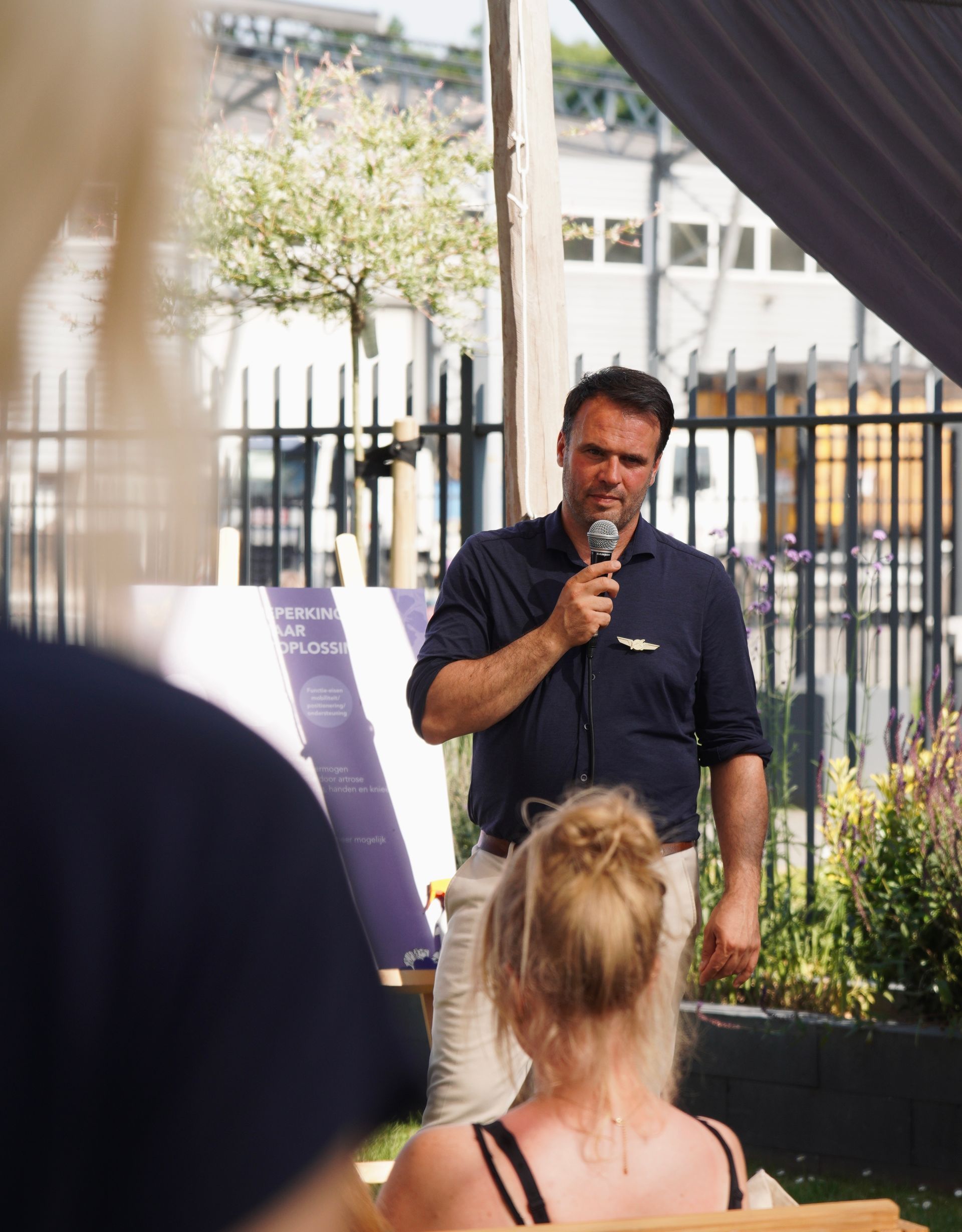 Een medewerker spreekt tijdens Life & Mobility Open Dagen in Doetinchem, verzorgd door Plan X Events.