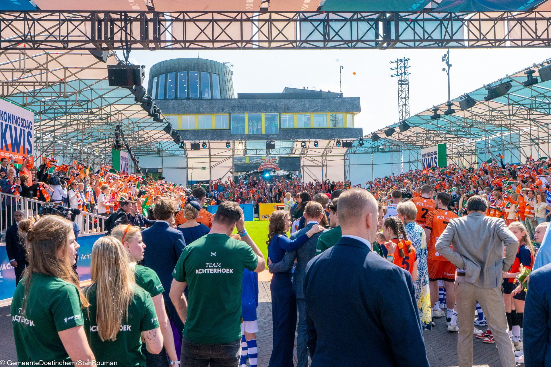 Spelers van De Graafschap bij het Koninklijk huis in de Kleine Vijverberg tijdens Koningsdag in Doetinchem, met vrijwilligers en organisatie door Plan X Events.