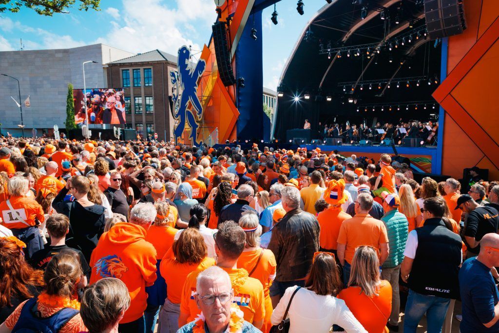 Publiek verzameld voor het eindpodium tijdens Koningsdag in Doetinchem, georganiseerd en begeleid door Plan X Events met 200 vrijwilligers.