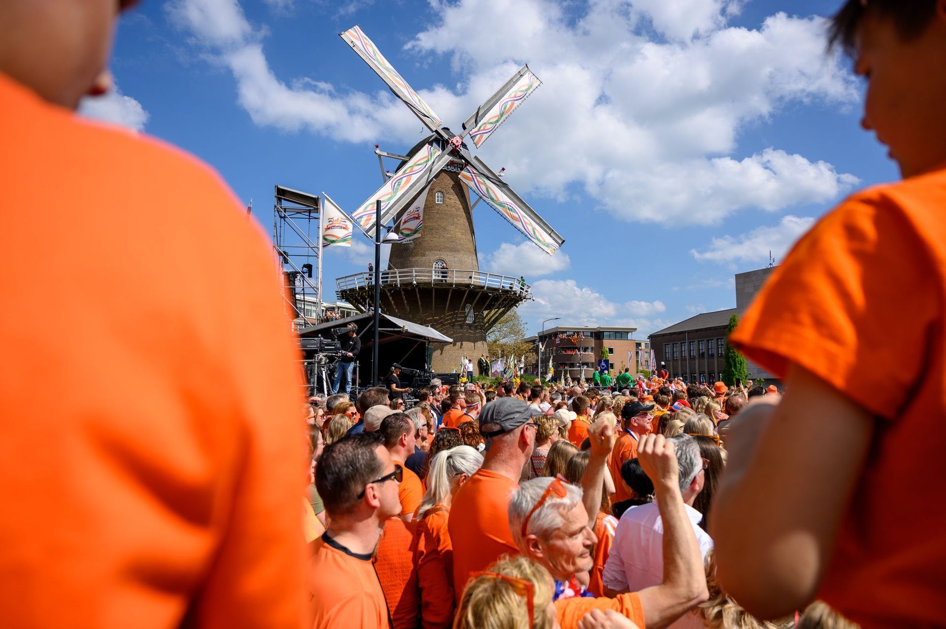 Publiek bij de molen en eindpodium tijdens Koningsdag in Doetinchem, volledig gecoördineerd door Plan X Events en vrijwilligers.