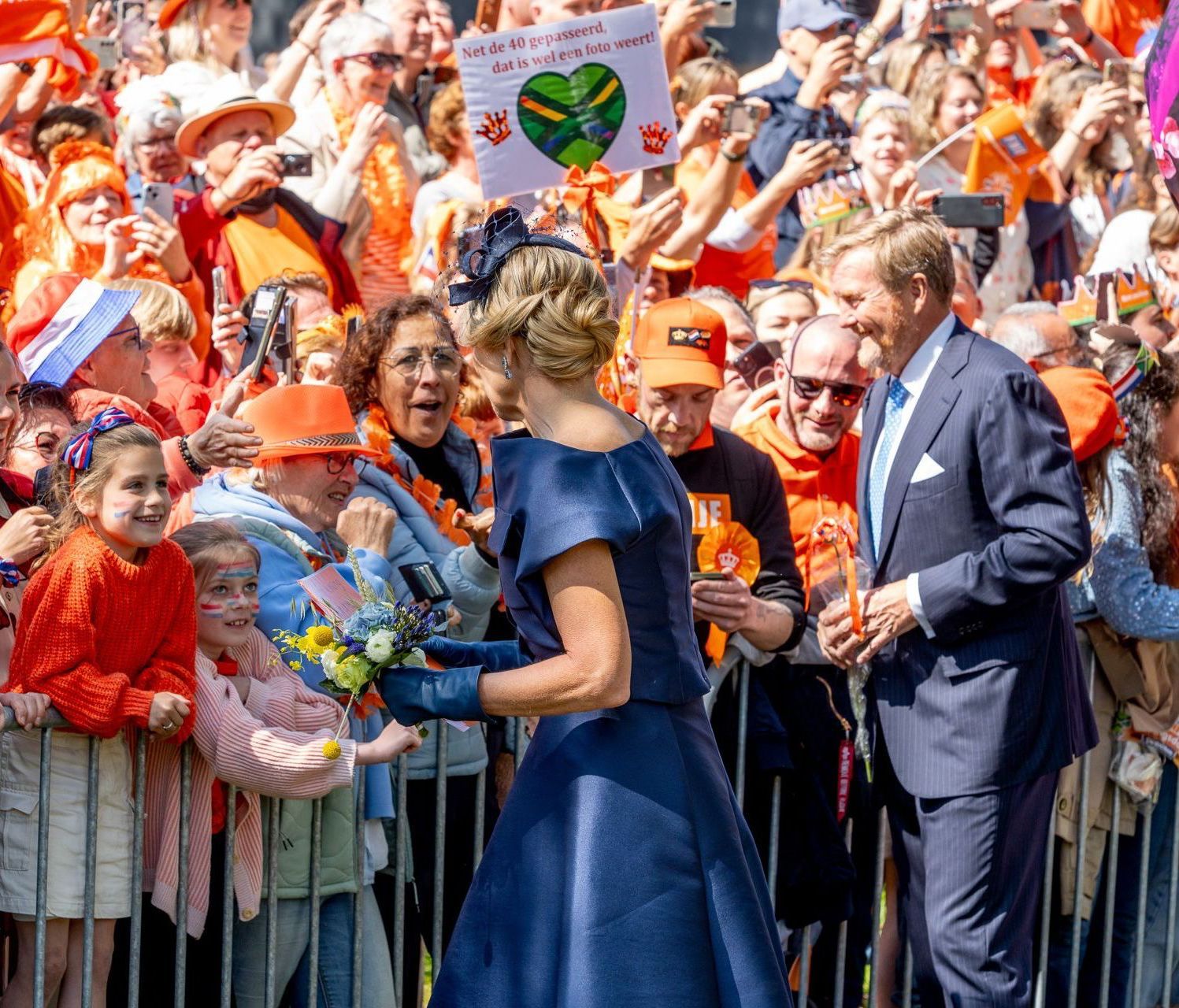 Koningin Maxima en Koning Willem Alexander geven bezoekers de hand tijdens Koningsdag in Doetinchem, met vrijwilligers en organisatie gecoördineerd door Plan X Events.
