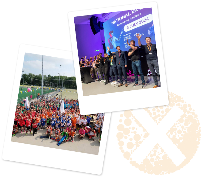 Grote groep mensen buiten en winnaars op het podium, allemaal bij het National X-evenement.