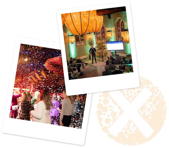Twee polaroidfoto's: evenement met mensen, confetti en presentatie op een scherm. Sierlijke setting met kerstversiering.