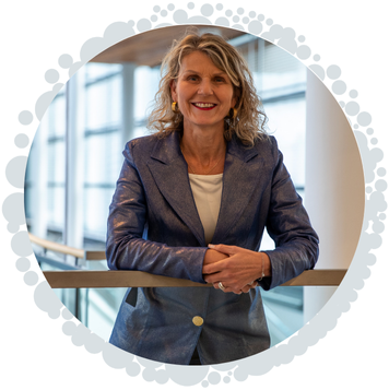 Evelien Schuurman, eventorganisator bij Plan X Events, staat centraal als regisseur van evenementen die organisaties verbinden, inspireren en impactvol maken, met aandacht voor elk detail en beleving sinds 2006.